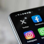 Smartphone screen with social media app icons.