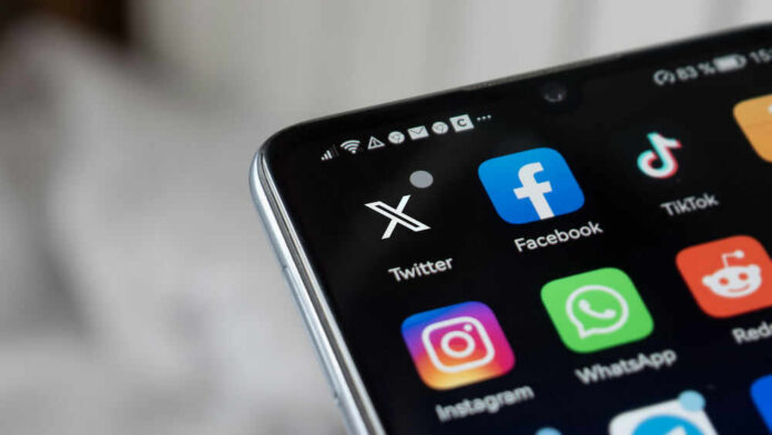 Smartphone screen with social media app icons.